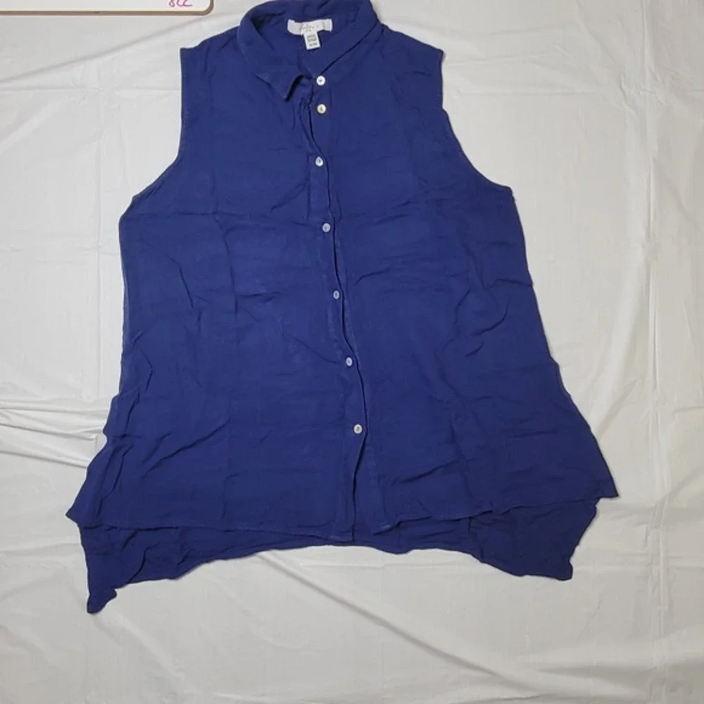 Womens Fever Blue sleeveless button up collared blouse. Size Medium.‎